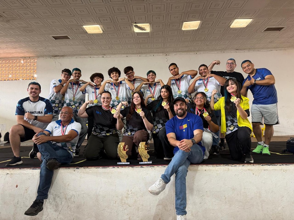 Equipe campeã de xadrez feminino categoria livre e equipe ma...